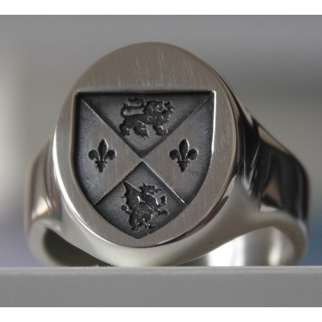 Bague chevalière personnalisée en or avec écusson de famille