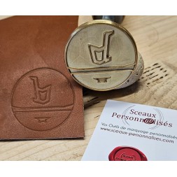 Logo de sellier gravé sur une pièce de maroquinerie artisanale