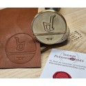 Logo de sellier gravé sur une pièce de maroquinerie artisanale