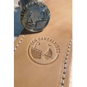 Logo de cordonnier gravé sur une pièce de maroquinerie pour semelle sandale en cuir
