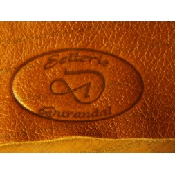 Tampon personnalisé appliqué sur une ceinture en cuir – rendu net et durable
