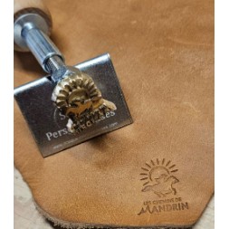 Marquage à chaud d’un logo personnalisé sur cuir naturel