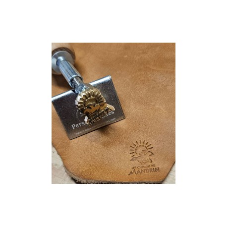 Marquage à chaud d’un logo personnalisé sur cuir naturel Marquage à chaud d’un logo personnalisé sur cuir naturel