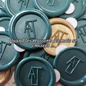 Vous pouvez recevoir vos sceaux adhésifs chaque mois ou chaque trimestre ou chaque semestre.

Cela vous évite de stocker de gros volumes, tout en gardant une réserve régulière pour ne jamais être à court.

Et pour rappel, il s’agit de véritables sceaux réalisés avec de la cire que nous travaillons dans l’atelier. Pas de résine ni de plastique : de la cire, du relief, et l’empreinte d’un cachet fabriqué chez nous.

Si vous souhaitez mettre en place un envoi échelonné, n’hésitez pas à nous écrire.

#sceauxencire
#sceaupersonnalisé #sceauxpersonnalises #CachetDeCire #TamponPersonnalisé #stickerspersonnalisés #imprimerie