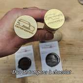 🍫🍫Lot de deux tampons à chocolat en laiton spécial sans plomb, adaptés au contact alimentaire.
Une empreinte nette pour personnaliser vos créations sucrées ou chocolatées en toute sécurité.

Fabrication artisanale, labelisée à Lyon et ses alentours.
Personnalisation en ligne directement sur notre site.

#chocolatier
#traiteurluxe #TamponPersonnalisé #TamponAlimentaire #Evenementiel