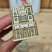 Effet wahou garanti dès la sortie du four.

Avec ce **tampon à biscuit cathédrale**, chaque biscuit devient une petite œuvre gourmande, riche en détails et immédiatement remarquable.

Rosaces, arches, vitraux… les motifs inspirés de l'architecture gothique offrent une profondeur et un relief qui attirent tous les regards.

Parfait pour :
• pâtissiers créatifs
• salons de thé
• événements à thème
• cadeaux gourmands originaux

Sur notre site, vous pouvez personnaliser votre tampon en ligne et télécharger votre logo ou créer votre propre motif.

✔ Marquage précis dans la pâte
✔ Relief spectaculaire après cuisson
✔ Laiton alimentaire sans plomb

Nos tampons sont fabriqués dans notre atelier et portent le label fabriqué à Lyon et ses alentours.

#tamponpersonnalise #biscuit #patisserie #gourmandise #madeinlyon