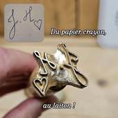 **Idée cadeau numero 3**

Pour celles et ceux qui façonnent la terre : un tampon de potier créé à partir de votre motif téléchargé sur notre site.

De votre trait de crayon jusqu’au laiton gravé dans notre atelier lyonnais, votre  dessin devient une empreinte unique.
Une vraie signature, imaginée par vous,  façonnée par nous.

Un motif à transformer en tampon ?  Rendez-vous sur sceaux-personnalises.com

**Vous pouvez aussi nous écrire.**

#atelierpoterie #tamponpersonnalise #lyon