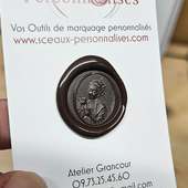 Gravure en bas relief pour ce tampon à chocolat. L'occasion de vous montrer que toutes les gravures ne se ressemblent pas ! 

Nous nous adaptons à vos besoins et à vos projets.
Chocolatiers, pâtissiers, traiteurs, restaurateurs racontez nous vos idées !!! 
N'hésitez pas à nous contacter par email ou pas téléphone.

#tamponchocolat #traiteurhautdegamme #metierdebouche #brandingluxury #chocolatpersonnalisé #relaischateaux #tamponpersonnalisé