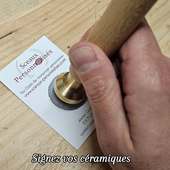 Tampon en laiton pour potiers — durable, solide et gravé avec précision.
Fabriqué avec soin à Lyon, dans un atelier labellisé. 🇫🇷
Nous vous accompagnons dans l’adaptation de votre ogo pour une gravure parfaite et une signature qui vous ressemble.
✨ Personnalisez votre empreinte, laissez votre marque.
#TamponPersonnalisé #sceaupersonnalisé #atelierpoterie #atelierceramique #ceramique #argilepolymère #tamponlaiton #lyon