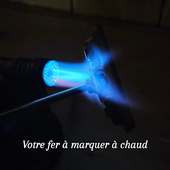 🔥🔥Un fer à marquer personnalisé à votre logo, réalisé dans notre atelier lyonnais.
Chaque pièce est usinée en laiton pour offrir une empreinte nette sur le bois, le cuir ou encore les packagings artisanaux.

Vous avez déjà votre visuel ? Il suffit de nous envoyer un email et nous préparons votre projet.
Comme l’ensemble de nos fabrications métal, ce fer à marquer porte notre label *Fabriqué à Lyon et ses alentours*.

Un outil durable, pratique et conçu pour valoriser votre identité de manière authentique.

📩 Contact par email pour toute demande ou devis.

#TamponPersonnalisé
#feramarquer #sceauxpersonnalises