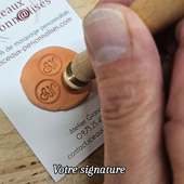 Tampon de potier 12 mm, pensé pour les signatures délicates.
Usiné en laiton dans notre atelier lyonnais, il offre une empreinte nette même sur les petites surfaces.
Votre motif est réalisé sur mesure : il suffit de télécharger votre logo en ligne sur notre site.
Comme tous nos tampons métal, ce modèle porte notre label *Fabriqué à Lyon et ses alentours*.

📩 Bien sûr vous pouvez aussi nous contacter par email pour votre personnalisation.

#TamponPersonnalisé #tampondepotier #MadeInLyon