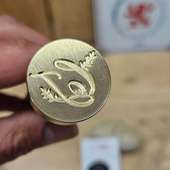 Les monogrammes sont parfaits pour les amateurs de calligraphie et les passionnés de détails.

💡 Conseils pour créer votre monogramme :
1. Choisissez votre style: Optez pour une police classique ou moderne selon vos goûts.
2. Ajoutez des éléments : Fleurs, feuilles ou motifs géométriques pour un design unique.
3. Jouez avec les tailles : Un grand monogramme pour un impact visuel ou un petit pour une touche discrète.

📩 Commandez votre tampon monogeamme dès maintenant et laissez votre empreinte !

#Monogramme #TamponPersonnalisé #CireÀCacheter #DIY #Calligraphie #mariagediy