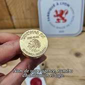 🔒 Le saviez-vous ?
Depuis 2015, chaque cercueil doit obligatoirement être muni d’un scellé funéraire.

✨ Avec notre outil en ligne, chaque agence funéraire peut désormais personnaliser son sceau :
✔️ Nom de l’agence
✔️ Numéro d’habilitation
✔️ Logo

Une solution simple, conforme et élégante pour assurer traçabilité et identité professionnelle.

#funerarium #servicefunéraire #cercueil #sceauxencire #sceaupersonnalisé #TamponPersonnalisé #CachetDeCire