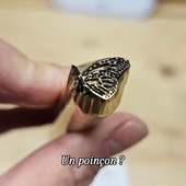 🎁 **Idée cadeau n°6** — Le poinçon en laiton personnalisé 

Un outil précis, façonné dans notre atelier, pensé pour marquer les matières tendres sans chauffe : papier épais, carton, cuir, certains bois… avec ou sans encre.

C’est le compagnon idéal pour celles et ceux qui veulent signer leur travail : artisans du cuir, relieurs, encadreurs, créateurs de papeterie, graphistes, imprimeurs

Vous pouvez aussi l’utiliser avec une feuille d’or pour un rendu plus fin, délicat, et toujours maîtrisé.

Un outil simple, durable, professionnel, entièrement fabriqué chez nous tout près de Lyon !

#TamponPersonnalisé
#poinçon #maroquinerie