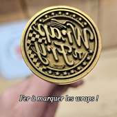 Un marquage qui se voit… dès le service.

Le **tampon pour buns** permet de signer vos mini burgers, mais aussi bien plus :
• buns et pains burger
• wraps et tortillas
• tacos
• brioches salées ou sucrées

Un détail visuel simple pour identifier une marque, un événement ou une recette.

Pensé pour les **traiteurs, restaurateurs, food trucks et événements**.

Sur notre site, vous pouvez **personnaliser votre tampon en ligne** et **télécharger votre logo** en quelques étapes.

✔ Marquage net sur pains et surfaces souples
✔ Utilisation rapide en service
✔ Adapté aux productions en série

Nos tampons sont fabriqués dans notre atelier et portent le **label fabriqué à Lyon et ses alentours**.

#tamponalimentaire #burger #streetfood #traiteur #TamponPersonnalisé