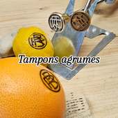 Retour sur les fers à agrumes. 

Ils s'encrasser très vite en brûlant la peau des citrons, pamplemousses... Comme tous les fers à marquer à chaud une partie de mariée brûler colle au métal. Pour nettoyer le laiton nous vous conseillons une brosse en laiton !

#feraburger #ferpersonnalisé #TamponPersonnalisé #tamponagrume #baratapas #barmaid #barman #lyoncocktails