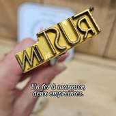 Deux façons de marquer. Un seul outil.

Le **fer à marquer pour traiteur** s’adapte à vos usages :
• **marquage à chaud** pour une empreinte directe et durable
• **marquage à froid avec encre alimentaire** pour les supports sensibles

Idéal pour :
• cocktails promotionnels
• vernissages
• événements et lancements
• buffets et pièces traiteur

Un geste rapide pour afficher votre logo sur vos créations culinaires : bun's, mini-burgers, pain, brioches....

Sur notre site, vous pouvez personnaliser votre marquage en ligne et télécharger votre logo.

✔ Double usage : chaud / à froid
✔ Adapté aux exigences événementielles
✔ Utilisation simple et rapide

Nos fers sont fabriqués dans notre atelier et portent le label fabriqué à Lyon et ses alentours.

#tamponpersonnalise #traiteur #evenementiel #branding #madeinlyon