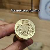 Notre générateur de blason en ligne est gratuit. Vous pouvez composez votre blason et télécharger l'image sans aucun frais. 

Une banque d'images héraldique est à votre disposition pour reproduire un blason existant. Cependant si vous ne trouvez pas tous les meubles nécessaires pas de panique : Écrivez-nous à contact.sceaux@gmail.com

Pour recevoir votre tampon à cire gravé à vos armoiries il suffit de l'ajouter au panier et là il faudra vous acquitter d'une facture 😂
