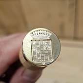 La couronne a 9 pointes est une couronne de compte. L'écu de ce blason est un écu français moderne. Le découpage de l'écu s'appelle écartelé en quartier multiples. L'alternance de couleur est or et azur. Enfin dans le coin supérieur droit on voit un lion rampant.

Si vous aussi vous souhaitez faire graver vos armoiries : envoyez-nous votre blason !

#heraldique #Héritage #traditionfamiliale #sceauroyal #CachetDeCire #scellé #sceauxencire #tamponpersonnalisé #emblème #secretdhistoire #moyenâge