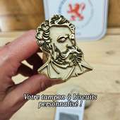Prêts pour laisser votre empreinte gourmande ?

Le **tampon à biscuits personnalisé** permet de marquer vos pâtes avant cuisson pour obtenir des biscuits nets, réguliers et immédiatement identifiables.

Idéal pour :
• biscuits sablés et petits fours
• créations artisanales ou maison
• séries événementielles ou saisonnières
• cadeaux gourmands et coffrets

Un geste simple avant la cuisson, pour un résultat visuel qui fait la différence.

Sur notre site, vous pouvez personnaliser votre tampon en ligne et télécharger votre logo.

✔ Marquage propre dans la pâte
✔ Adapté aux biscuits et pâtes sucrées
✔ Utilisation simple en cuisine ou atelier

Nos tampons sont fabriqués dans notre atelier et portent le label fabriqué à Lyon et ses alentours.

#tamponpersonnalise #biscuits #patisserie #artisanat #madeinlyon