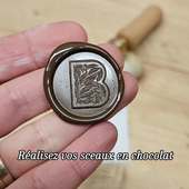 🍫🍫Ce que vous voyez ici n’est pas un tampon à cire… mais bien un **tampon à chocolat en laiton alimentaire**.

La différence est essentielle : le laiton utilisé pour la cire ne répond pas aux exigences du contact alimentaire. Pour vos créations gourmandes, seul un **laiton certifié pour l’usage alimentaire** garantit un marquage sûr et adapté.

Dans notre atelier lyonnais, nous gravons chaque motif avec la même précision que pour nos autres tampons, mais avec un alliage prévu spécialement pour le chocolat, le beurre de cacao et les préparations pâtissières.
**Résultat : une empreinte nette, régulière, et surtout une sécurité alimentaire pour vos gourmandises.**

Vous pouvez personnaliser votre tampon directement en ligne ou nous écrire pour un projet sur mesure.
Un outil simple, solide, pensé pour durer… et fait pour le plaisir des gourmands exigeants.

#TamponPersonnalisé
#patisserietraditionnelle #signaturechocolate