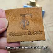 Merci à @formes_et_cuir qui a personnalisé son tampon en laiton pour le marquage du cuir ! 

Adapté au marquage à froid ou avec une légère chauffe pour obtenir une belle teinte sur les cuirs clairs sans abîmer la matière.

Fabrication locale – Label fabriqué à Lyon et ses alentours 

Personnalisation simple en ligne, et contact par email possible si besoin d’un conseil ou d’un projet spécifique.

#TamponPersonnalisé
#maroquinerie #sellemotopersonnalisé #tamponmétal #artisanlyon