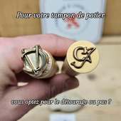 Sur un tampon de potier, un détail fait toute la différence : le **détourage du logo**.

Quand le logo n’est pas détouré, la matrice est plus large que le motif. Résultat : lors du marquage dans la terre, une légère empreinte peut apparaître autour du visuel. C’est ce que l’on appelle la *marque fantôme* — un contour discret mais bien réel.

À l’inverse, avec un logo **détouré**, la matrice épouse parfaitement la forme du dessin.
👉 Aucune bordure inutile.
👉 Aucun marquage parasite.
👉 Une empreinte nette, précise, fidèle à votre identité.

Cette option est **gratuite** et disponible directement lors de la personnalisation de votre tampon de potier sur notre site.

Comme toujours, nos tampons en métal sont conçus et fabriqués dans notre atelier, et portent le **label Fabriqué à Lyon et ses alentours**.

#tamponpersonnalise #tampondepotier #tamponceramique #atelierpoterie #ceramique