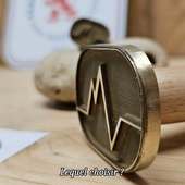 ❤️Un même monogramme, deux présences différentes.

Pour ce modèle VM, dessiné comme un petit électrocardiogramme, nous avons réalisé deux tampons : un format fin pour les pièces délicates, et un plus généreux pour les créations qui demandent une signature plus visible.

Pourquoi choisir ?
En optant pour les deux, vous gardez toujours le bon format sous la main. Chaque tampon trouvera naturellement sa place selon la texture, la taille ou le style de votre pièce.

Deux façons de marquer votre travail, pour s'adapter à toutes vos créations !

#poterieartisanale #atelierceramique
#ceramistefrancais
#faiencefrançaise #porcelaine #TamponPersonnalisé #tamponargile #atelierdepoterie #lyon