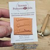 Tampon de potier en laiton, gravé à partir de votre propre écriture.
Votre prénom, votre geste, votre identité.

Chaque pièce porte la trace de la main… et désormais celle du nom. Une signature nette, durable, pensée pour marquer la terre crue comme la céramique biscuitée.

Fabriqué dans notre atelier, en région lyonnaise.
✔️ Label fabriqué à Lyon et ses alentours 
✔️ Personnalisation en ligne
✔️ Gravure artisanale en laiton

Un outil simple, précis, fait pour accompagner votre créativité au quotidien.

#tamponpersonnalisé #céramiste #potier #faitmain #atelierlyonnais