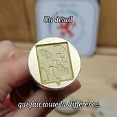 ✨ Un blason ne rime pas forcément avec une multitude de symboles héraldiques complexes.
Il peut aussi être sobre, élégant, et très moderne.

Ici par exemple, nous avons choisi **un écu français contemporain**, orné simplement de deux initiales et d’un motif végétal. 🌿

Un design épuré, facile à lire, qui garde toute la noblesse du blason tout en s’adaptant parfaitement à vos envies actuelles.

Personnalisez le vôtre sur 👉sceaux-personnalises.com

#sceauxencire #cachetcire #tamponacire #TamponPersonnalisé #blasonfamilial #CachetDeCire #mariagediy