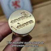 En janvier ajouter un cachet de cire sur vos colis, et vos emballages pour semer vos meilleurs vœux tout autour de vous !

Personnalisez votre tampon en ligne sur notre site. L'interface est intuitif mais si vous préfère vous pouvez nous envoyer votre motif par email à contact.sceaux@gmail.com 

Tous nos tampons sont labelisés "Fabriqué à Lyon et ses alentours"

#TamponPersonnalisé #CachetDeCire #vœux2026 #lyon #gravurelogo