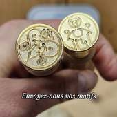 Vos dessins les plus originaux méritent leur sceau ! 

Commandez vos sceaux personnalisés en nous envoyant votre motif par email à contact.sceaux@gmail.com 

Nos tampons en laiton sont labelisés fabriqués à Lyon et ses alentours. Ce label implique 3 critères essentiels :

1️⃣ **Un ancrage local réel**

2️⃣ **Des matières premières transparentes et responsables**

3️⃣ **Un savoir-faire lyonnais reconnu**

#TamponPersonnalisé
#sceaupersonnalisé
#CachetDeCire #weddingfrance #sceauxencire
