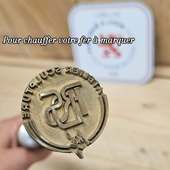 Le détourage au plus près de votre motif permet ce type d'empreintes : sans bordure, sans cerclage...

Pour les commandes en ligne il suffit de choisir l'option de détourage de votre logo. Pour les commandes par devis, précisez-nous votre souhait dans votre demande par email.

#feraburger #feramarquer #TamponPersonnalisé #tamponsurmesure #sculpteurbois #sculpteurfrançais #passionbois #lyon