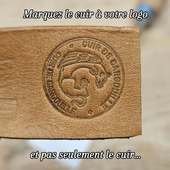 👜Tampon en laiton pour selliers et maroquiniers, gravé sur mesure dans notre atelier Lyonnais.

Idéal pour marquer le cuir à chaud ou à froid et signer vos pièces avec constance.

La personnalisation se fait directement en ligne sur notre site.

👀 Dernière image : une surprise…
Ce même tampon en laiton peut aussi être utilisé avec de l’encre.

Un seul outil, plusieurs usages, pensé pour les professionnels du cuir.

#sellerienautique
#selleriecuir #maroquinerie #tamponcuir #TamponPersonnalisé