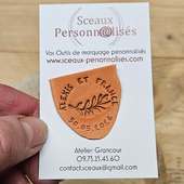 Un tampon de potier personnalisé pour un mariage : une idée simple pour laisser une trace durable du grand jour.

Futurs mariés, organisateurs de mariage ou artisans céramistes : un petit marquage peut transformer un objet en véritable souvenir. Prénoms, date du mariage, symbole discret… le tampon s’imprime directement dans l’argile et accompagne chaque pièce.

Quelques idées d’objets à marquer :
• Petites coupelles offertes aux invités
• Porte-alliances en céramique
• Marque-places en argile
• Gobelets ou tasses pour le brunch du lendemain
• Petits vases pour les tables
• Pots à dragées ou contenants pour cadeaux d’invités
• Suspensions souvenirs à emporter
• Assiette souvenir pour les mariés

Pour les céramistes, c’est aussi l’occasion de proposer une série spéciale mariage : des pièces utiles, personnalisées et marquées directement dans la matière.

Tampon de potier en laiton, personnalisé en ligne.
Fabrication artisanale – Label fabriqué à Lyon et ses alentours.

#ceramiste
#poterieartisanale #TamponPersonnalisé #mariagediy #mariage2027