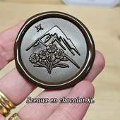 Version XL. Plus de surface, plus de gourmandise.

Le **tampon à chocolat grand format** permet un marquage large, net et lisible sur tablettes, plaques ou décors chocolatés.
Idéal pour valoriser un logo, un nom d’événement ou une signature visuelle.

Pensé pour les **traiteurs, professionnels de l’événementiel, chocolatiers et maisons de réception** :
• buffets et pièces événementielles
• cadeaux d’entreprise
• lancements de marque
• mariages et grandes réceptions

Un seul geste, et votre identité s’inscrit directement dans le chocolat.

Personnalisation en ligne : import de votre logo ou création simple selon vos besoins.

Nos tampons sont fabriqués dans notre atelier et portent le **label fabriqué à Lyon et ses alentours**.

#chocolatpersonnalise #traiteur #evenementiel #chocolatier #branding