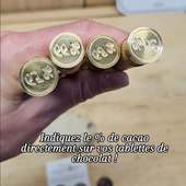 Indiquez clairement la teneur en cacao directement sur vos tablettes. Un marquage net, lisible et durable.

Notre format 15 mm est idéal pour les artisans chocolatiers qui souhaitent identifier leurs recettes sans étiquette ajoutée. Le marquage se fait directement sur le chocolat, pour un rendu précis et élégant. Ce format est également adapté aux bonbons chocolat !

✔ Laiton sans plomb apte au Contact alimentaire
✔ Fabrication locale – Label Fabriqué à Lyon et ses alentours 
✔ Personnalisation sur mesure

Un outil simple, robuste, conçu pour un usage professionnel en laboratoire.

Vous choisissez votre mention, nous réalisons votre tampon.

#chocolatier #artisanatfrancais #tamponpersonnalise #chocolat #bonbonchocolat