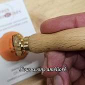Tampon de potier en laiton, personnalisé en ligne et fabriqué dans notre atelier lyonnais.

L'occasion de vous présenter nos nouveaux manches en bois tournés par nos soins, désormais creusés pour laisser naturellement place aux doigts. La prise en main est plus précise, la visibilité du motif améliorée au moment du marquage, même sur des pièces encore fraîches.

C’est l’avantage de réaliser nos manches nous-mêmes : nous pouvons les faire évoluer, les ajuster, les améliorer à tout moment, en fonction de vos retours et de notre pratique à l’atelier.

Tampons labelisés fabriqués à Lyon et ses alentours. 
Personnalisation en ligne sur sceaux-personnalises.com

#poterie #ceramique #tampondepotier #tamponpersonnalise #tamponmetal