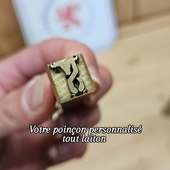 Un outil, deux usages.

Ce **poinçon tout laiton personnalisé** peut être utilisé :
• en frappe directe pour marquer la matière
• ou avec de l’encre pour réaliser des impressions nettes sur papier, carton et autres supports adaptés

Un format apprécié pour les ateliers, packagings, créations artisanales ou marquages de série.

Sur notre site, vous pouvez personnaliser votre poinçon en ligne et télécharger votre logo.

✔ Construction tout laiton
✔ Utilisation frappée ou encrée
✔ Outil durable et précis

Nos poinçons sont fabriqués dans notre atelier et portent le label fabriqué à Lyon et ses alentours.

#tamponpersonnalise #poincon #artisanat #madeinlyon #laiton