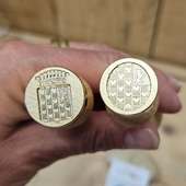 Version Dame et version Monsieur pour les blasons aussi !!

L'écu de gauche pour monsieur, un écu français moderne avec sa couronne de comte. A droite l'écu ovale, écu des dames, pour Madame !

Ces deux formes sont disponibles dans notre compositeur heraldique en ligne.

🇫🇷Tampons fabriqués dans notre atelier près de Lyon. Label Fabriqués à Lyon et ses alentours !🇫🇷

#coatofarms #sigillographie #heraldicart #passionhistoire #tamponacire #heraldique #tamponpersonnalisé