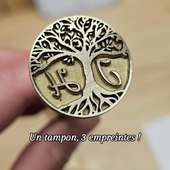 Un tampon. Trois empreintes.

Avec le tampon de potier personnalisé, vous ne signez pas seulement la terre.

• En creux dans l’argile : signature discrète, intégrée à la pièce
• Encrée dans l’argile : marquage plus contrasté, visible au premier regard
• Encrée sur papier ou carton : pour vos étiquettes, emballages, cartes

Un seul outil, plusieurs usages pour accompagner vos créations de l’atelier jusqu’au packaging.

Idéal pour les céramistes professionnels comme pour les amateurs exigeants qui souhaitent une identité cohérente.

Autres idées :
• pochons ou papiers d’emballage
• cartes de remerciement
• fiches produits
• supports de vente en marché ou boutique

Sur notre site, vous pouvez personnaliser votre tampon en ligne : texte, initiales, symbole ou logo.

✔ Marquage net et polyvalent
✔ Adapté à la terre et aux supports papier
✔ Outil conçu pour durer

Nos tampons sont fabriqués dans notre atelier et portent le label fabriqué à Lyon et ses alentours.

#tamponpotier #ceramique #artisanat #packaging #TamponPersonnalisé