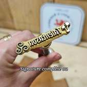 Dans votre atelier, chaque détail compte ✨
Le fer à marquer grave votre texte et votre logo.
Le poinçon, lui, imprime votre logo avec force et simplicité.

Deux outils, deux signatures… à vous d’imaginer la vôtre heuu les vôtres !!

👉 Personnalisation en ligne sur sceaux-personnalises.com

#cuir #marquage #artisan #faitmain 
#TamponPersonnalisé #personnalisation #sceauxpersonnalisess #matoircuir