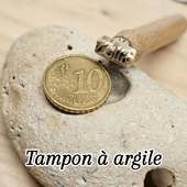 Petit et lisible c'est possible, la preuve avec ce tampon de potier. Il vous assure une signature pérenne et discrète !

Le détourage simplifie le marquage et facilite l'absence de marque indésirable autour de votre signature.

La personnalisation s'effectue très facilement en ligne. Au besoin nous vous contactons si jamais il est nécessaire d'adapter votre motif.

#ceramique #grès #argilepolymère #TamponPersonnalisé #signaturepoterie #atelierceramique #atelierpoterie