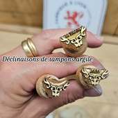 Ces trois tampons à argile sont arrivés hier dans leur nouvelle maison chez @_marie__m_ 

Nous avons hâte de voir des images de leurs empreintes "en vrai" !

Les déclinaisons autour d'un même logo sont très sympas ! Vous en pensez quoi ?

🇫🇷Label fabriqué à Lyon et ses alentours 

#ceramique #argilepolymère #argile #tampondepotier #tamponlogo #TamponPersonnalisé