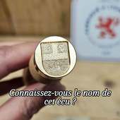 Contrairement à l'écu français, ancien ou moderne, qui se termine par une petite pointe, cet écu arrondi provient d'Espagne ! 

Cet écu n'est pas disponible à la personnalisation sur notre site mais vous pouvez nous le demander par email à contact.sceaux@gmail.com 

Sur sceaux-personnalises.com vous pouvez composer votre blason à partir des écus français ancien et moderne. Vous trouverez aussi l'écu des dames et des demoiselles. Pour les futurs mariés nous avons créé l'écu de mariage !

#tamponblason #tampondemariage #heraldique #sceauxencire
#sceauxpersonnalises #TamponPersonnalisé #Personnalisation