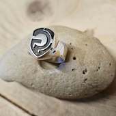 📷 arrêt sur image📷

Autrefois réservée aux rois, nobles et notaires, la bague à cacheter scellait l’authenticité. 
Aujourd’hui, elle porte votre logo et votre histoire. 
Un geste d’héritage, réinventé.

Cette Bague en argent 925 a été réalisée sur devis d'après un motif fourni par notre client. Ce bijou permet de réaliser des sceaux en cire.

#baguepersonnalisée #BagueCacheter #CachetDeCire #sceauxencire #bijoupersonnalisé 
#madeinlyon