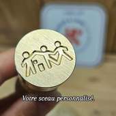 Un sceau à votre image.

Le **sceau personnalisé au logo de votre entreprise** permet de transformer une simple enveloppe, un colis ou un document en support de marque.

Idéal pour :
• courriers professionnels
• packaging et expéditions
• coffrets et cadeaux clients
• éditions limitées et lancements

Un détail discret mais immédiatement identifiable, qui renforce la cohérence et l’identité de votre entreprise.

Sur notre site, vous pouvez personnaliser votre sceau en ligne et télécharger votre logo.

✔ Rendu net sur cire
✔ Personnalisation simple et rapide
✔ Adapté aux usages professionnels

Nos tampons sont fabriqués dans notre atelier et portent le label fabriqué à Lyon et ses alentours.

#tamponpersonnalise #sceau #entreprise #branding #artisanat