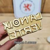 Le **tampon à savon personnalisé** est idéal pour les **savonneries artisanales** qui souhaitent marquer leurs créations avec régularité.

Sur savon frais ou légèrement durci, le marquage reste net et lisible.

Sur notre site, vous pouvez **personnaliser votre tampon en ligne** : texte, logo, composition simple selon vos besoins.

✔ Marquage propre et précis
✔ Adapté à une utilisation en atelier
✔ Outil pensé pour durer

👉 Besoin d’une **plaque pour presse** ?
Nous réalisons aussi des formats adaptés sur demande, il suffit de nous écrire par email.

Nos tampons sont fabriqués dans notre atelier et portent le **label fabriqué à Lyon et ses alentours**.

#tamponpersonnalise #savon #savonnerie #artisanat #madeinlyon