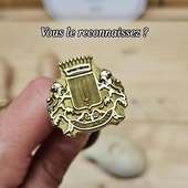 Un blason offre moultes possibilités ! Le tampon à cire et les bagues à cacheter sont les demandes les plus fréquentes. Mais, de plus en plus de famille s'offrent un tampon pour le cuir. Ceinture, porte-monnaie, porte-feuille peuvent ainsi être personnalisés aux armoiries familiales et deviennent des cadeaux précieux.

#TamponPersonnalisé #sceauxpersonnalises #CachetDeCire #tamponblason #blasonfamilial #artisanlyon #tamponcuir #lyon