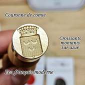 🌑🌘🌗🌕🌓🌒🌑

En Héraldique la lune est rarement représentée pleine. 
Le plus souvent le croissant est tourné les pointes vers le chef (haut) du blason. Il est dit montant, bien que souvent quand rien n'est précisé c'est qu'il est orienté pointes vers le haut.

Le croissant est le symbole de la noblesse, de l'accroissement de richesses, de l'honneur et de la renommée. Aussi, Il rappelle les croisades.

Le croissant a donné son nom à trois ordres de chevalerie :
🛡️L'Ordre du Croissant créé à Messine, en 1268, par Charles d'Anjou.
🛡️Celui créé en France, à Angers, le 11 août 1448, par le roi de Sicile René d'Anjou, dit le Bon.
🛡️L'ordre du Croissant créé en Turquie par Sélim III.

Retrouvez plus d'info sur blason-armoiries.org !

#armoiries #blasonfamilial #heraldique #histoiredefamille #chevalerie #passionhistoire #tamponacire #heraldique